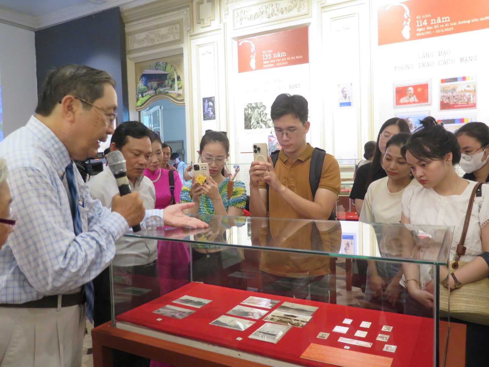 Trưng bày tem, bưu ảnh về Chủ tịch Hồ Chí Minh